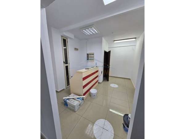 Tirane, jepet me qera zyre Kati 6, 290 m² 3.000 € (Rruga e Dibres)