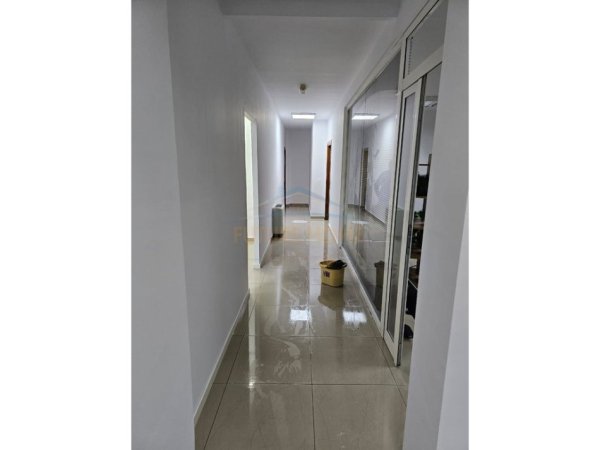 Tirane, jepet me qera zyre Kati 6, 290 m² 3.000 € (Rruga e Dibres)