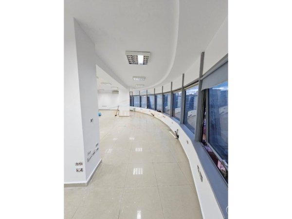 Tirane, jepet me qera zyre Kati 6, 290 m² 3.000 € (Rruga e Dibres)