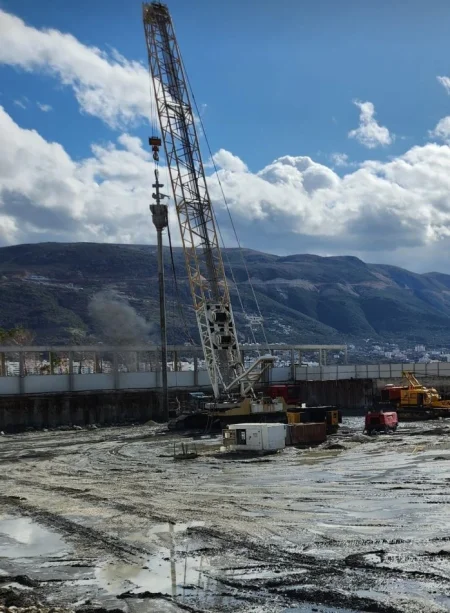 Shoqëria “VEGA Sh.p.k”, një ndër shoqëritë lider në menaxhimin e projekteve dhe në sektorin e shërbimeve Ofron per shitje : Vinc me zinxhir