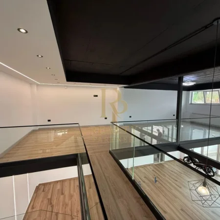 Tirane, jepet me qera ambjent biznesi Kati 0, 188 m² 2.000 € (Liqeni i Thate)