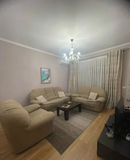 Tirane, jepet me qera apartament 2+1+Ballkon Kati 4, 100 m² 450 € (rruga Besim Alla prane pallateve Cabej ( Yzberisht))