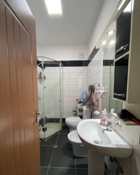 Tirane, jepet me qera apartament 2+1+Ballkon Kati 4, 100 m² 450 € (rruga Besim Alla prane pallateve Cabej ( Yzberisht))