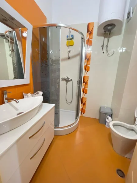 Tirane, jepet me qera apartament 2+1+Aneks+Ballkon Kati 4, 164 m² 900 € (Liqeni i Thate)