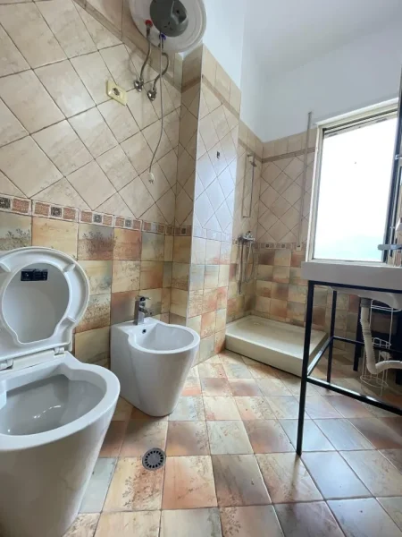 Tirane, jepet me qera apartament 2+1+Aneks+Ballkon Kati 4, 164 m² 900 € (Liqeni i Thate)