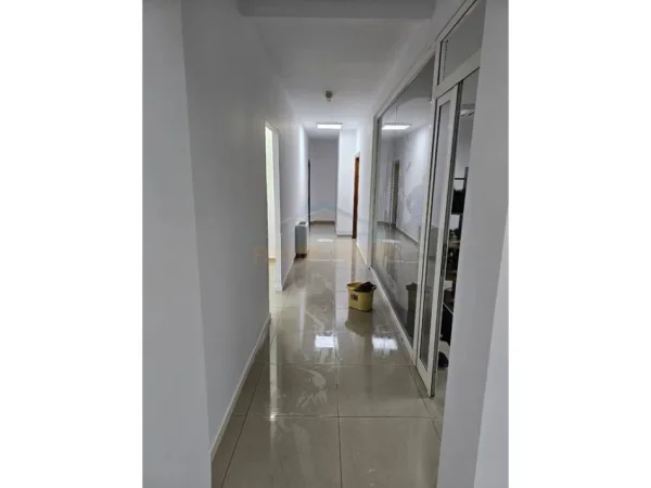 Qera, Ambient Biznesi, Rruga e Dibrës