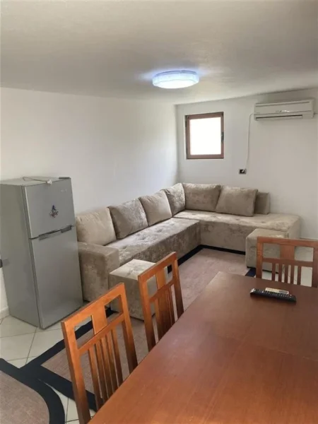 Tirane, jepet me qera shtepi 1+1+Ballkon Kati 1, 60 m² 300 € (tek Nenstacioni elektrik ne Selite)