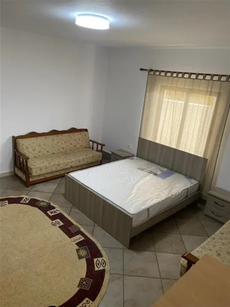 Tirane, jepet me qera shtepi 1+1+Ballkon Kati 1, 60 m² 300 € (tek Nenstacioni elektrik ne Selite)
