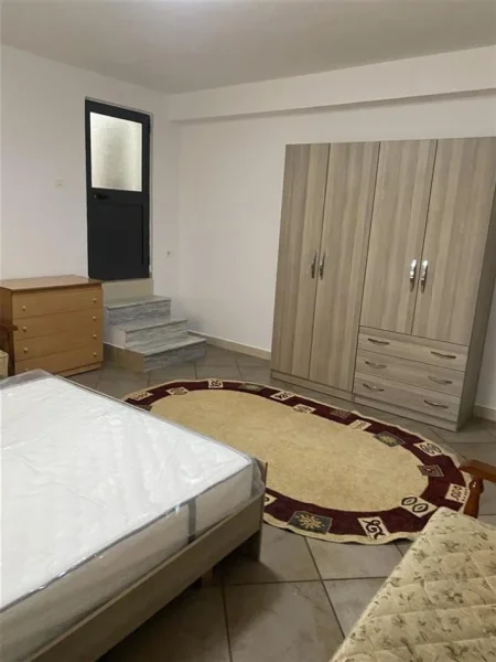 Tirane, jepet me qera shtepi 1+1+Ballkon Kati 1, 60 m² 300 € (tek Nenstacioni elektrik ne Selite)
