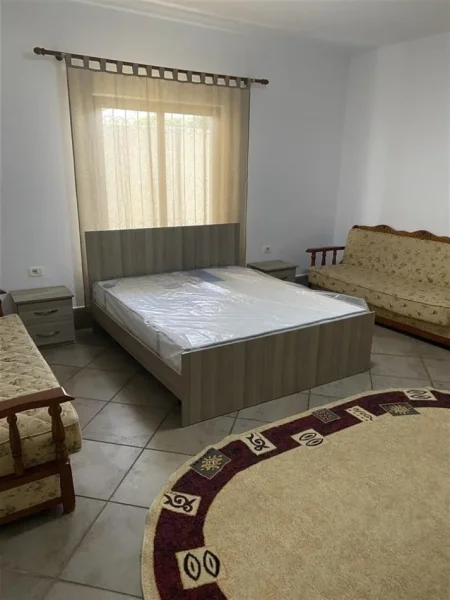 Tirane, jepet me qera shtepi 1+1+Ballkon Kati 1, 60 m² 300 € (tek Nenstacioni elektrik ne Selite)