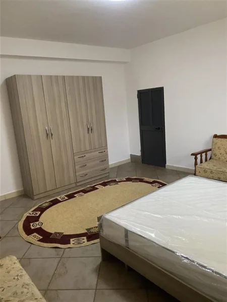Tirane, jepet me qera shtepi 1+1+Ballkon Kati 1, 60 m² 300 € (tek Nenstacioni elektrik ne Selite)