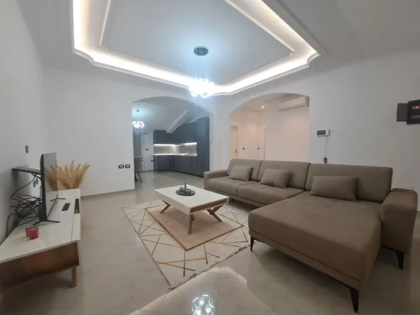 Tirane, jepet me qera apartament 2+1 , 500 € (selite)