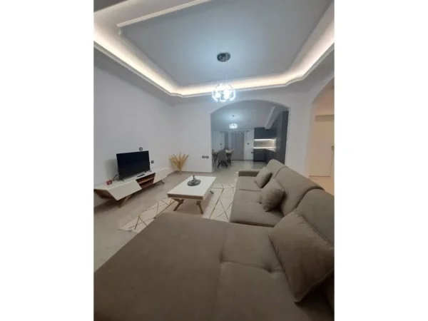 Tirane, jepet me qera apartament 2+1 , 500 € (selite)