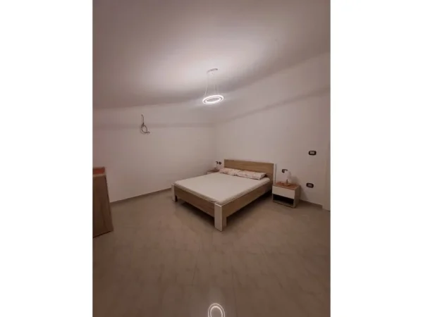 Tirane, jepet me qera apartament 2+1 , 500 € (selite)
