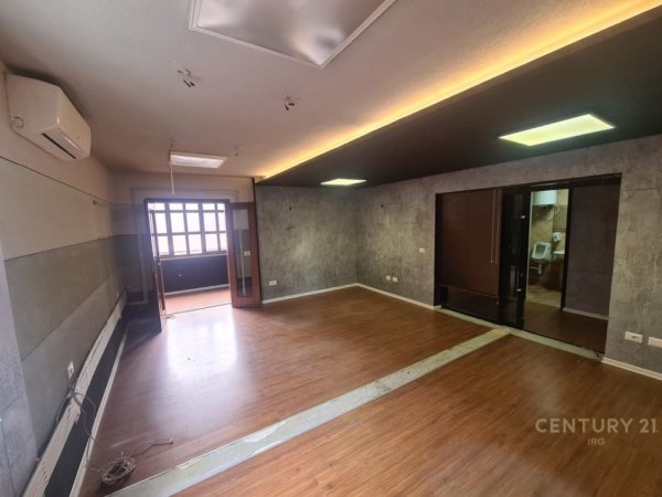 Tirane, jepet me qera zyre Kati 4, 85 m² 900 € (Bllok)