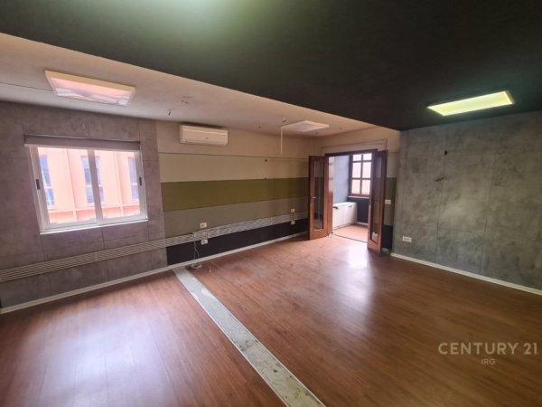 Tirane, jepet me qera zyre Kati 4, 85 m² 900 € (Bllok)