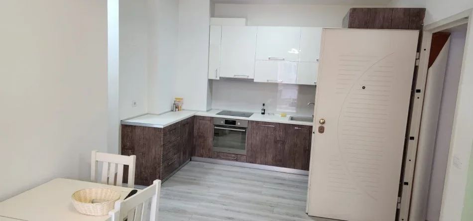 Tirane, jepet me qera apartament 2+1+Ballkon Kati 4, 100 m² 700 € (Kopeshti Zoologjik rruga Kroit)
