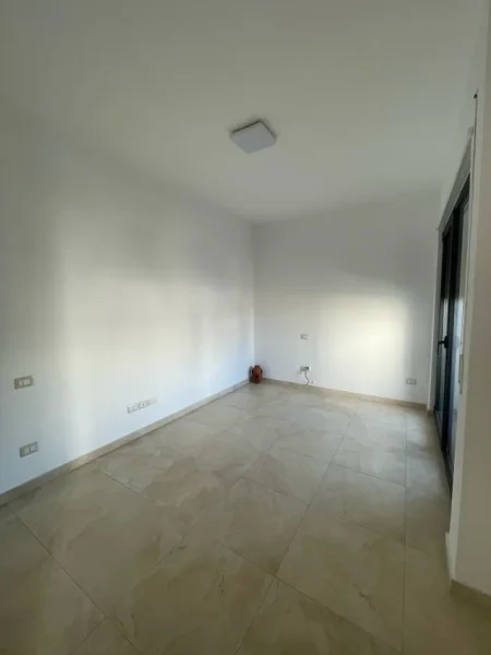 Durres, jepet me qera ambjent biznesi Kati 3, 106 m² 500 € (Poliklinika Durres)