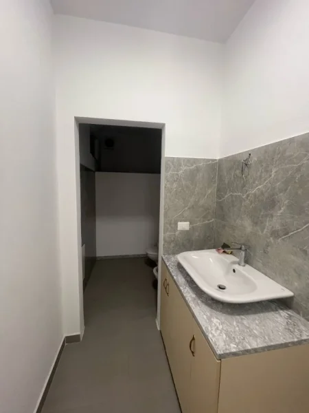 Durres, jepet me qera ambjent biznesi Kati 3, 106 m² 500 € (Poliklinika Durres)