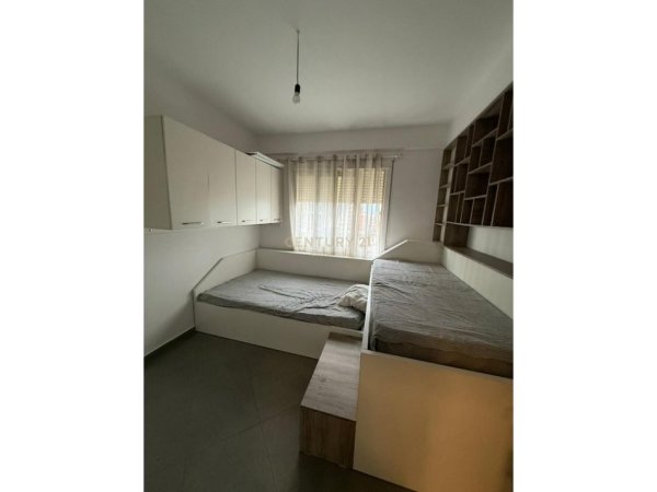 Tirane, jepet me qera apartament 1+1 Kati 4, 100 m² 550 € (yzberisht)