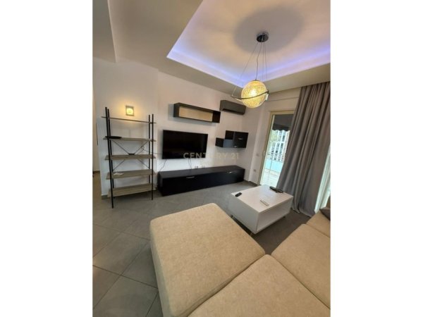 Tirane, jepet me qera apartament 1+1 Kati 4, 100 m² 550 € (yzberisht)