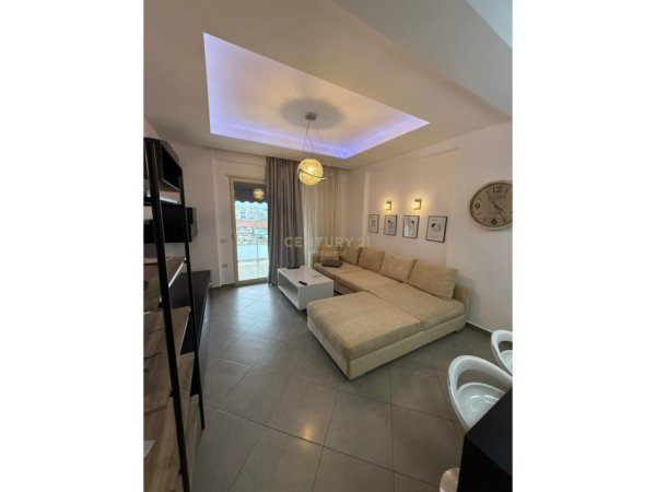 Tirane, jepet me qera apartament 1+1 Kati 4, 100 m² 550 € (yzberisht)