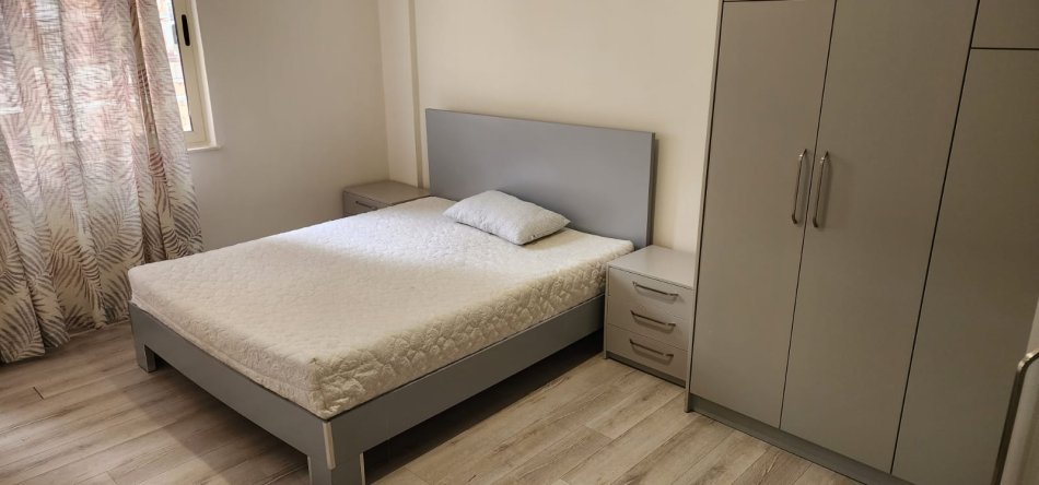 Tirane, jepet me qera apartament 2+1+Ballkon Kati 4, 100 m² 700 € (rruga e Kroit)