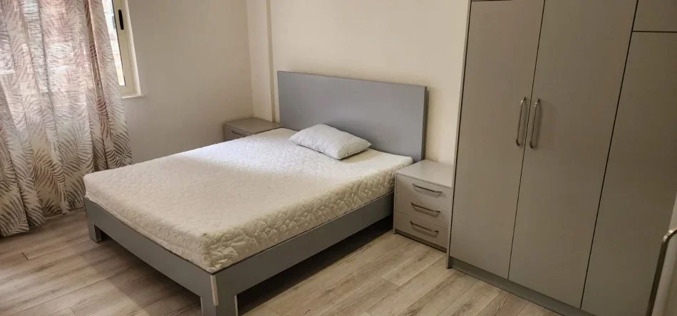 Tirane, jepet me qera apartament 2+1+Ballkon Kati 4, 100 m² 700 € (rruga e Kroit)