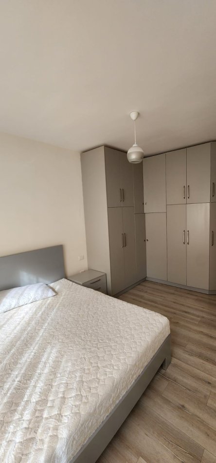 Tirane, jepet me qera apartament 2+1+Ballkon Kati 4, 100 m² 700 € (rruga e Kroit)