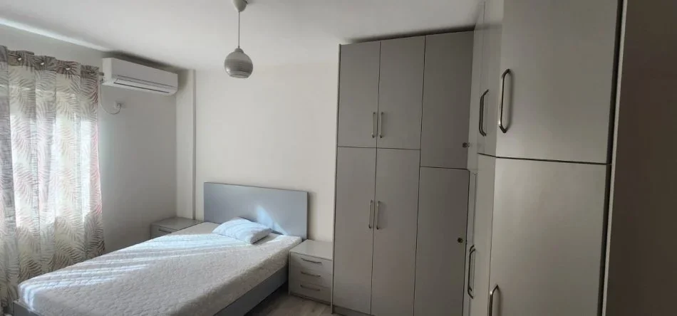 Tirane, jepet me qera apartament 2+1+Ballkon Kati 4, 100 m² 700 € (rruga e Kroit)