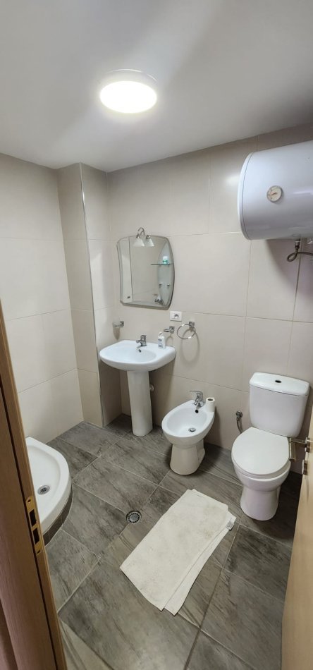 Tirane, jepet me qera apartament 2+1+Ballkon Kati 4, 100 m² 700 € (rruga e Kroit)