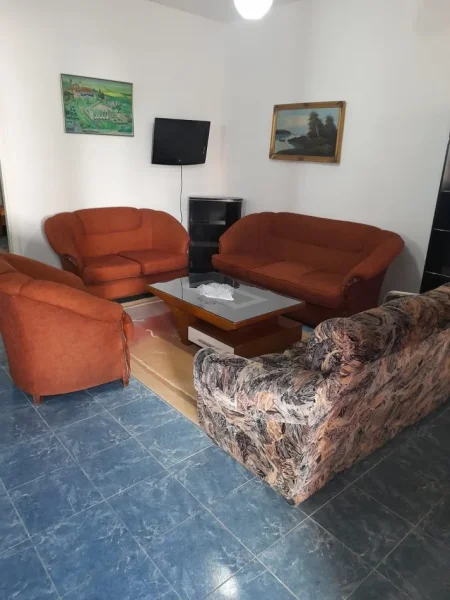 Tirane, jepet me qera apartament 1+1 Kati 1, 75 m² 350 € (Ali Demi)