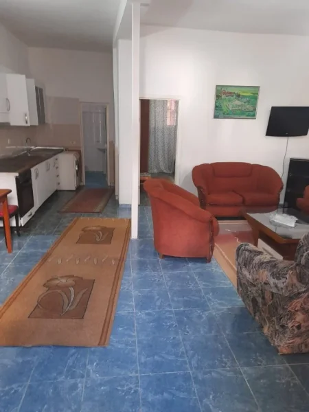 Tirane, jepet me qera apartament 1+1 Kati 1, 75 m² 350 € (Ali Demi)