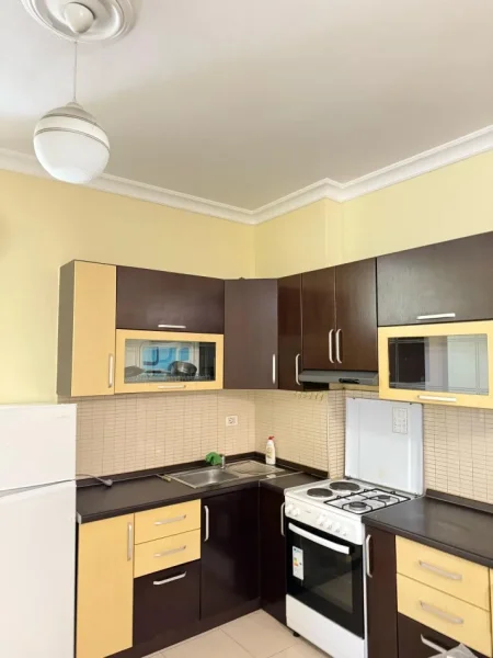 Tirane, jepet me qera apartament 2+1+Ballkon Kati 1, 100 m² 600 € (rruga Don Bosko)