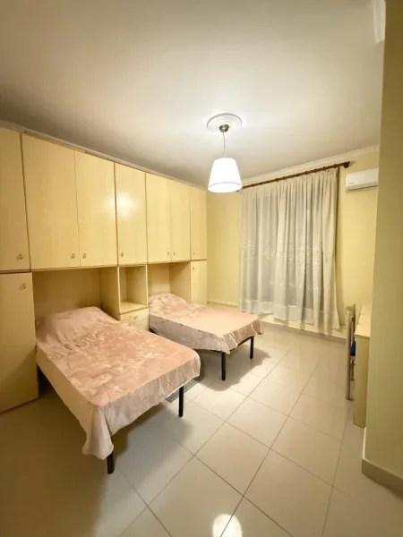 Tirane, jepet me qera apartament 2+1+Ballkon Kati 1, 100 m² 600 € (rruga Don Bosko)