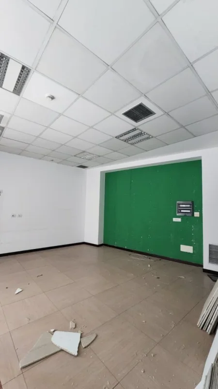 Tirane, jepet me qera zyre Kati 1, 210 m² 2.300 € (Pallati me shigjeta)