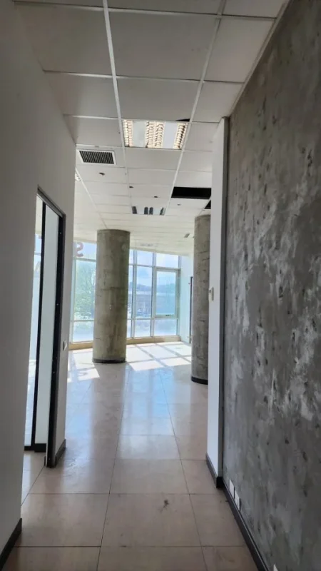 Tirane, jepet me qera zyre Kati 1, 210 m² 2.300 € (Pallati me shigjeta)
