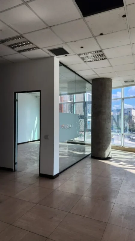 Tirane, jepet me qera zyre Kati 1, 210 m² 2.300 € (Pallati me shigjeta)