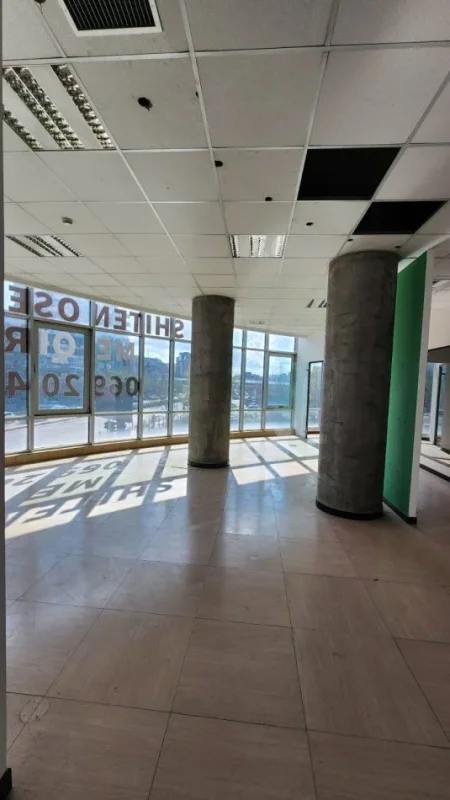 Tirane, jepet me qera zyre Kati 1, 210 m² 2.300 € (Pallati me shigjeta)