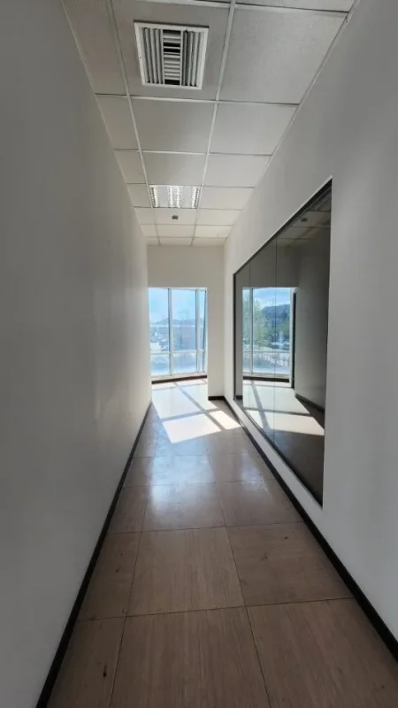 Tirane, jepet me qera zyre Kati 1, 210 m² 2.300 € (Pallati me shigjeta)