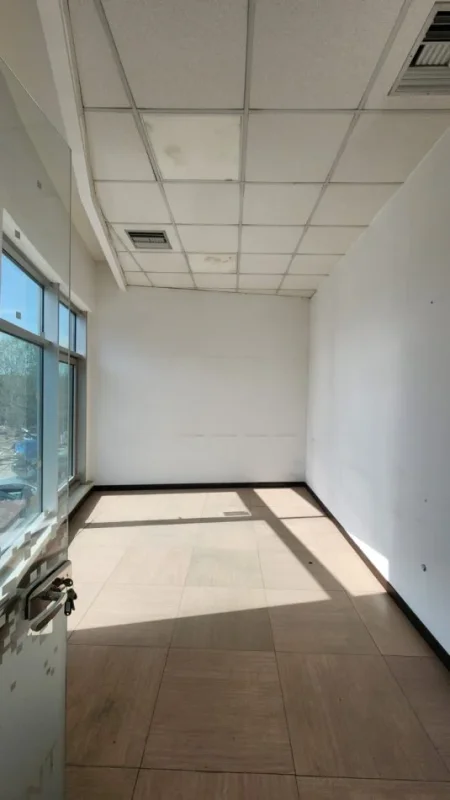 Tirane, jepet me qera zyre Kati 1, 210 m² 2.300 € (Pallati me shigjeta)