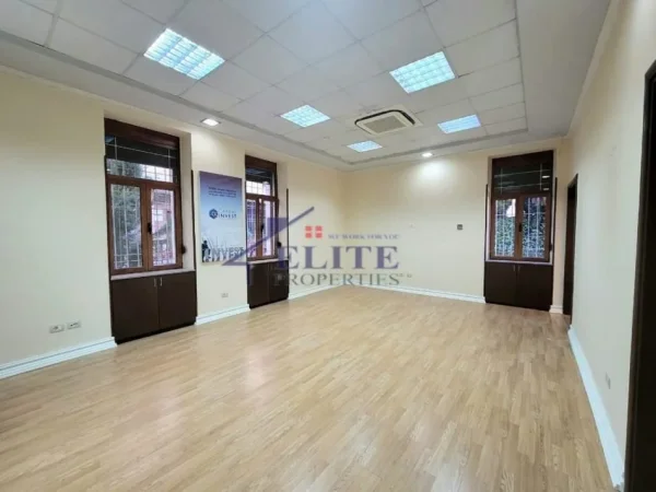 Tirane, jepet me qera ambjent biznesi Kati 0, 138 m² 2.000 € (Blloku)