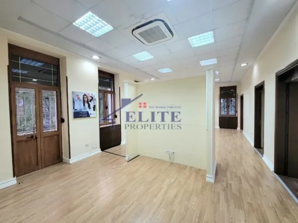 Tirane, jepet me qera ambjent biznesi Kati 0, 138 m² 2.000 € (Blloku)