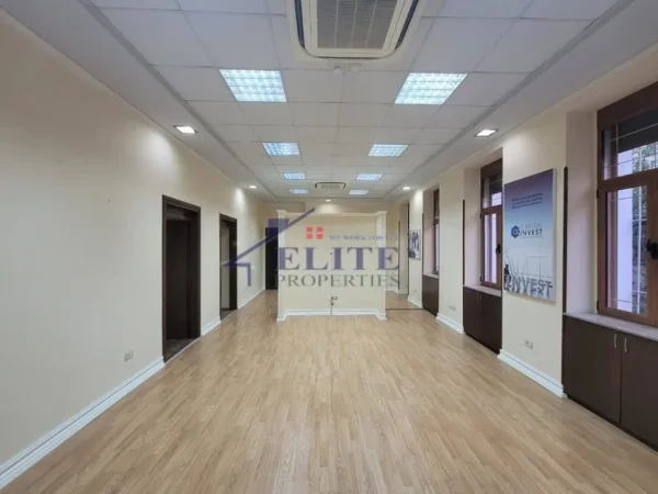 Tirane, jepet me qera ambjent biznesi Kati 0, 138 m² 2.000 € (Blloku)