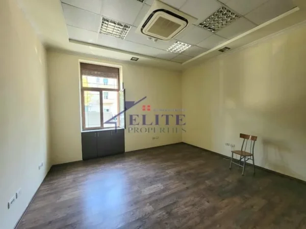 Tirane, jepet me qera ambjent biznesi Kati 0, 138 m² 2.000 € (Blloku)