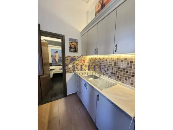 Tirane, jepet me qera ambjent biznesi Kati 0, 138 m² 2.000 € (Blloku)