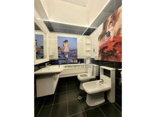 Tirane, jepet me qera ambjent biznesi Kati 0, 138 m² 2.000 € (Blloku)