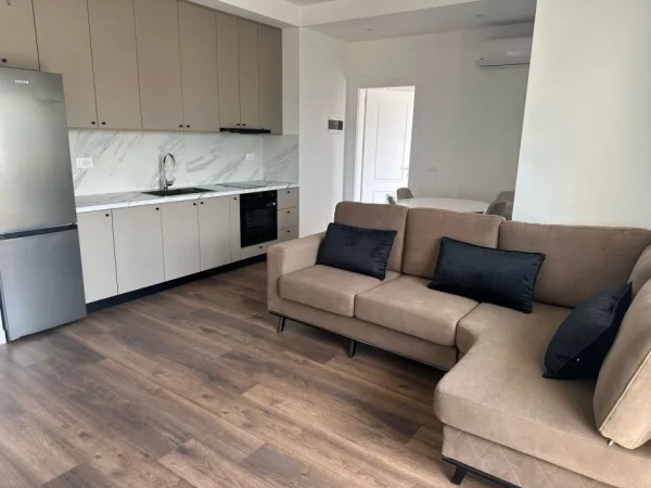 Tirane, jepet me qera apartament 1+1 Kati 4, 64 m² 400 € (ALI DEMI)