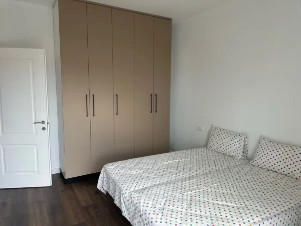 Tirane, jepet me qera apartament 1+1 Kati 4, 64 m² 400 € (ALI DEMI)