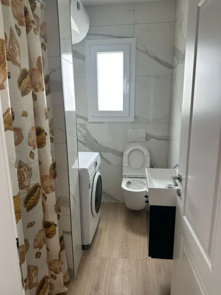 Tirane, jepet me qera apartament 1+1 Kati 4, 64 m² 400 € (ALI DEMI)